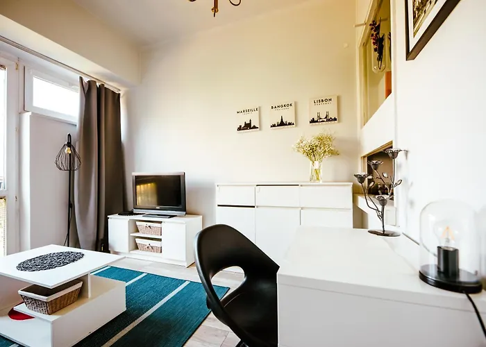 6Th Floor Modern Apartment With French Balcony And City Views