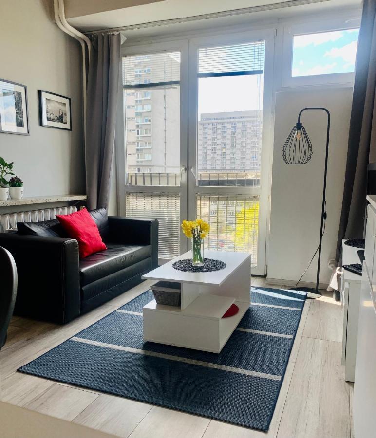 6th Floor Modern With French Balcony And Views Apartment *