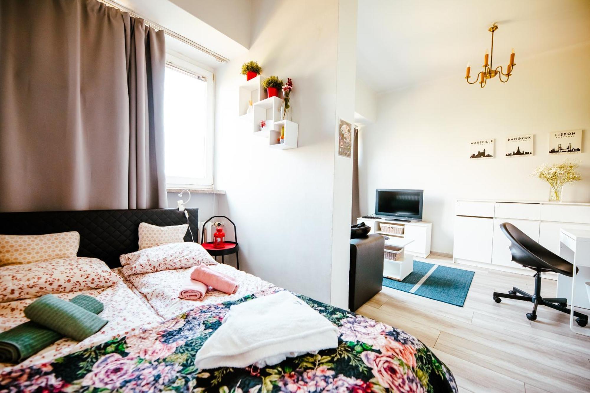 6th Floor Modern With French Balcony And Views Warsaw