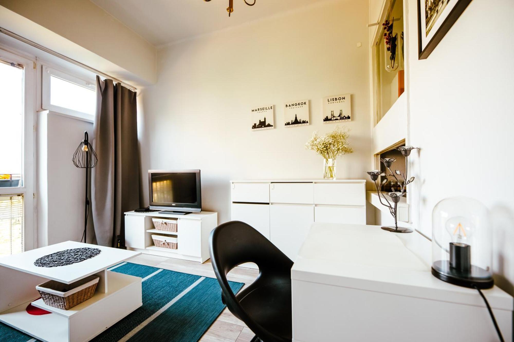 6th Floor Modern With French Balcony And Views *