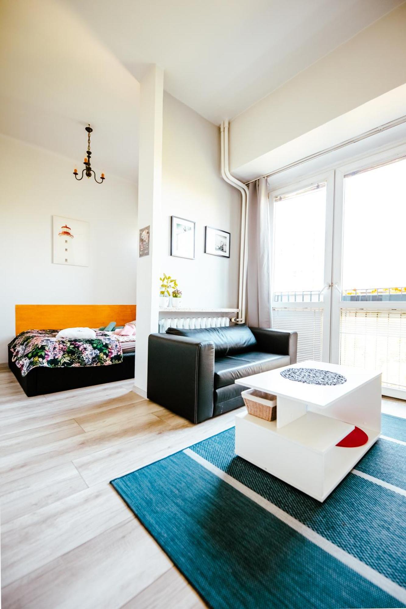 6th Floor Modern With French Balcony And Views Apartment *