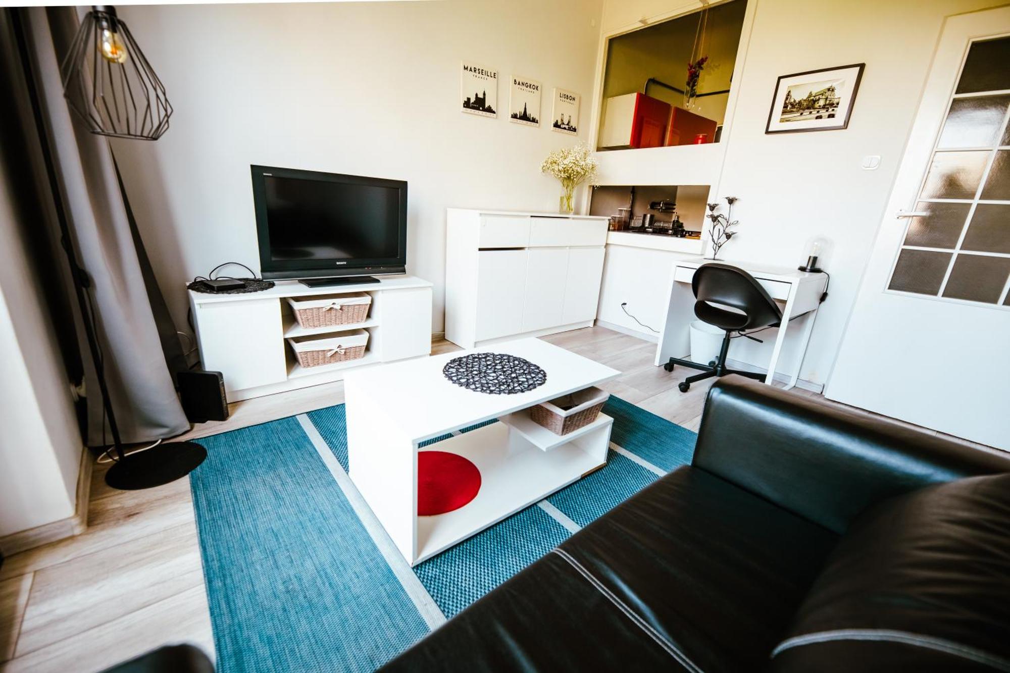 6th Floor Modern With French Balcony And Views Apartment *