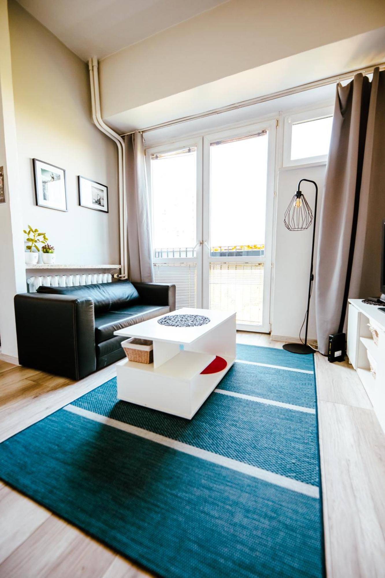 6th Floor Modern With French Balcony And Views