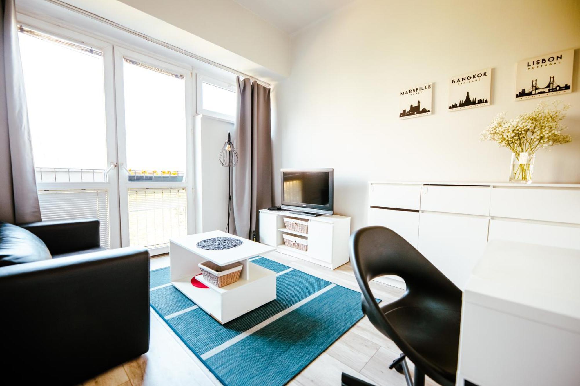 6th Floor Modern With French Balcony And Views Apartment