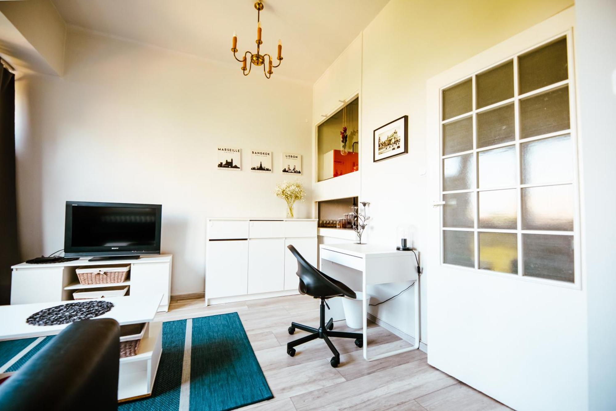 6th Floor Modern With French Balcony And Views