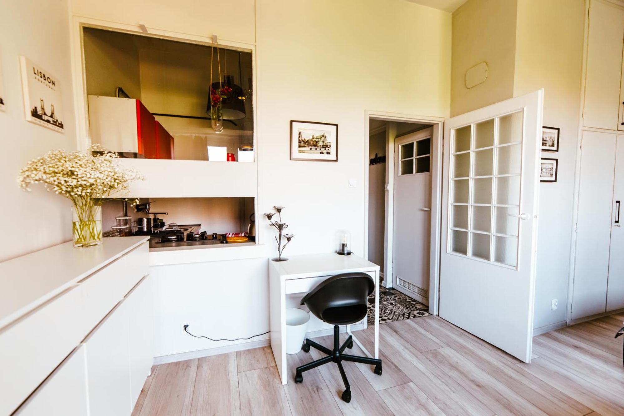6th Floor Modern With French Balcony And Views Apartment