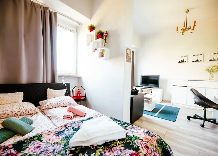 6Th Floor Modern Apartment With French Balcony And City Views